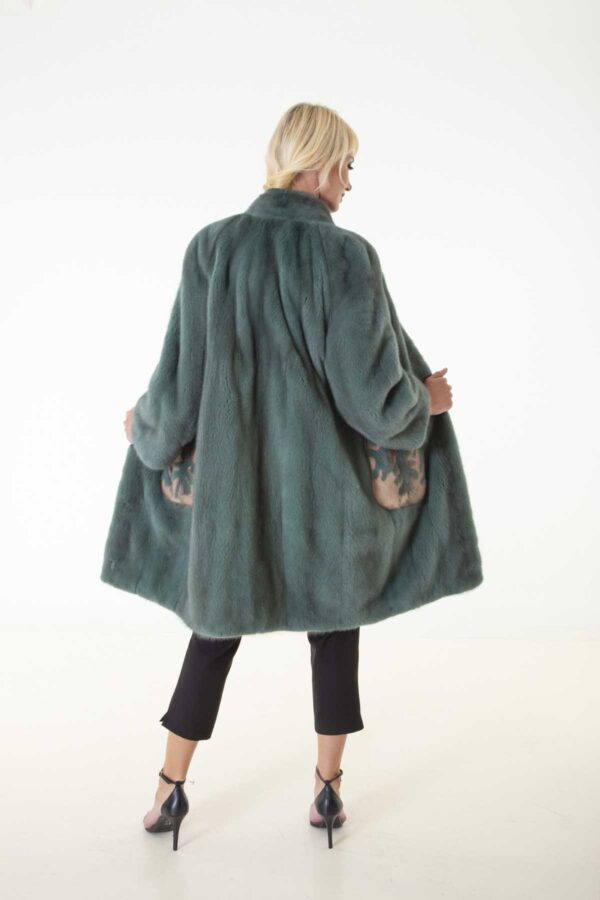 Пальто из норки зелёного цвета – карманы с узором цвета терра