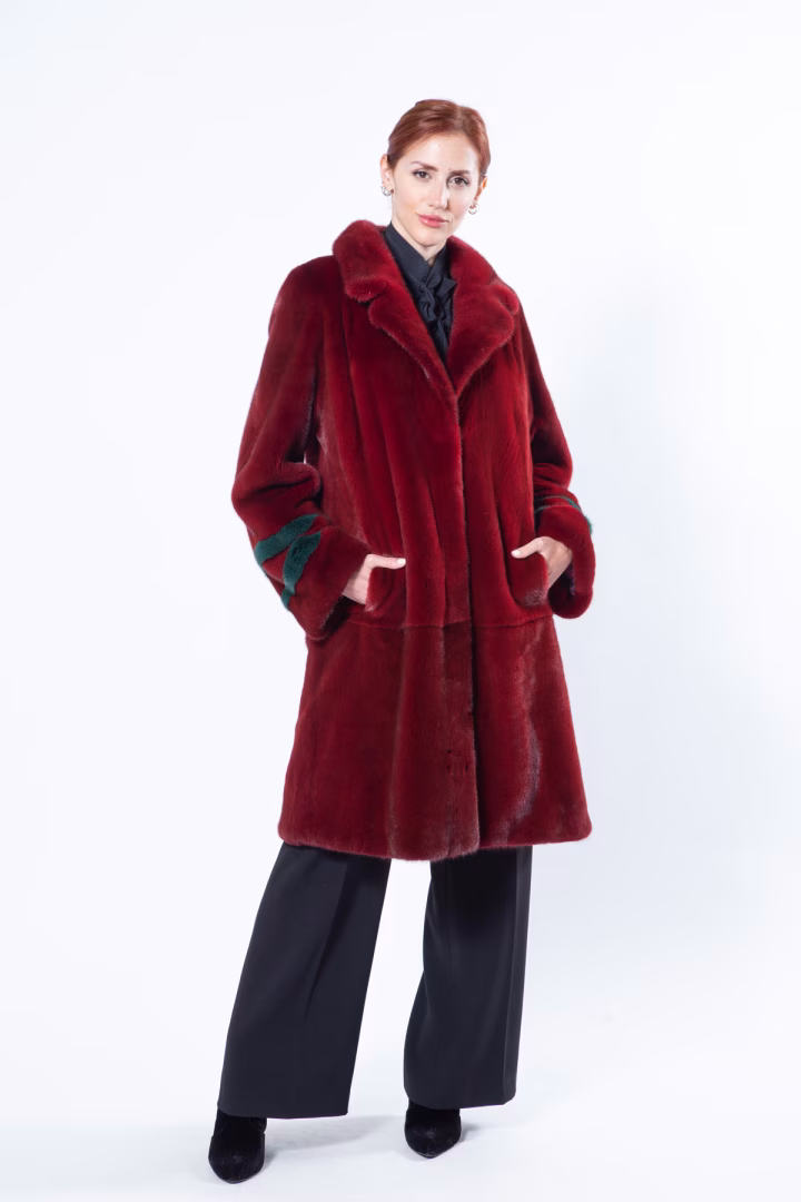 Шуба из меха норки цвета Passion Red — фото 6 из 9