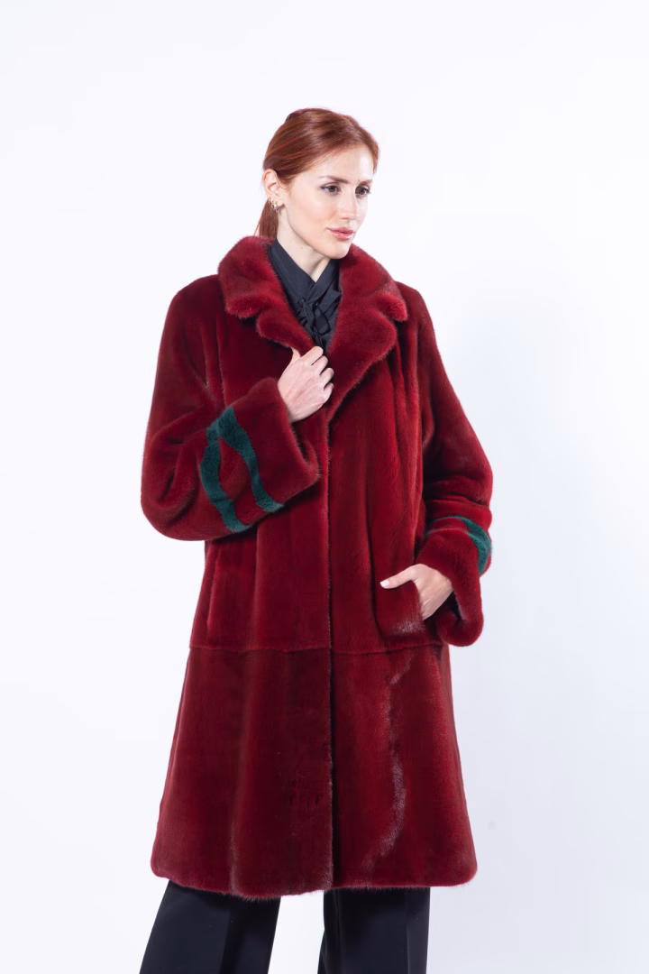 Шуба из меха норки цвета Passion Red — фото 7 из 9