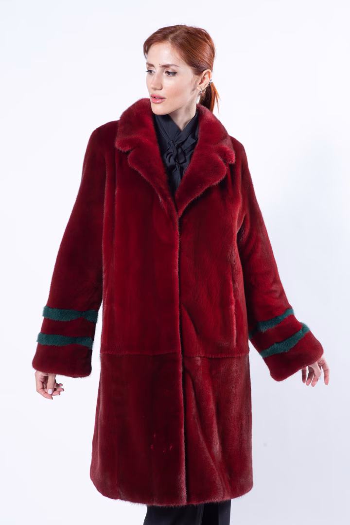 Шуба из меха норки цвета Passion Red — фото 8 из 9