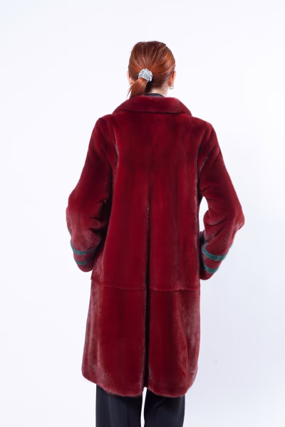 Шуба из меха норки цвета Passion Red