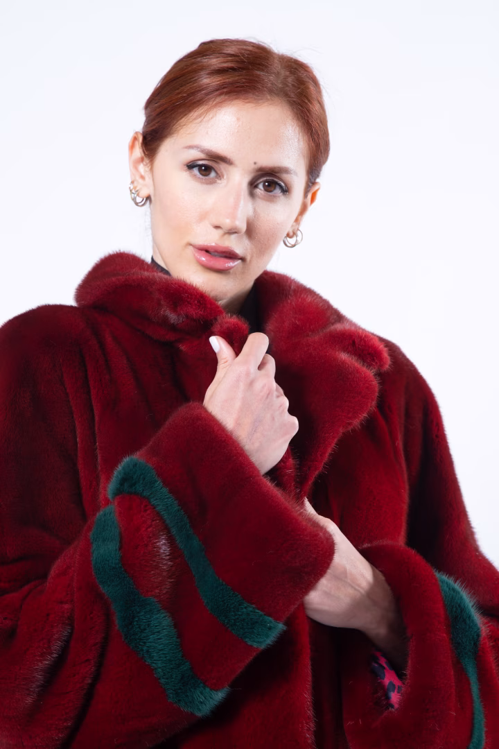 Шуба из меха норки цвета Passion Red — фото 2 из 9