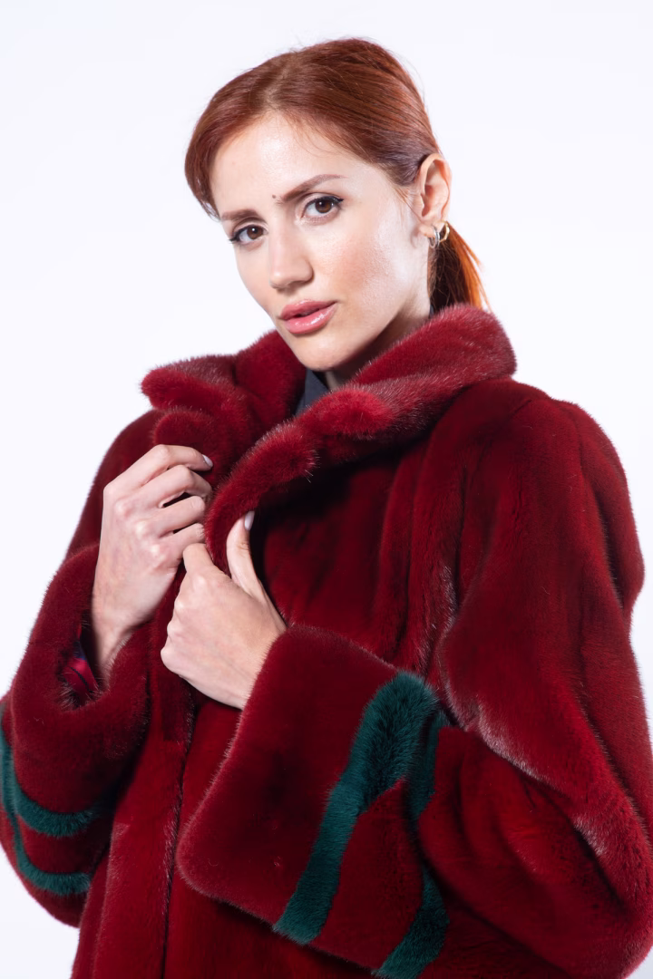 Шуба из меха норки цвета Passion Red — фото 3 из 9