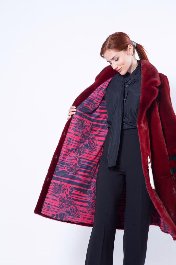 Шуба из меха норки цвета Passion Red — фото 4 из 9