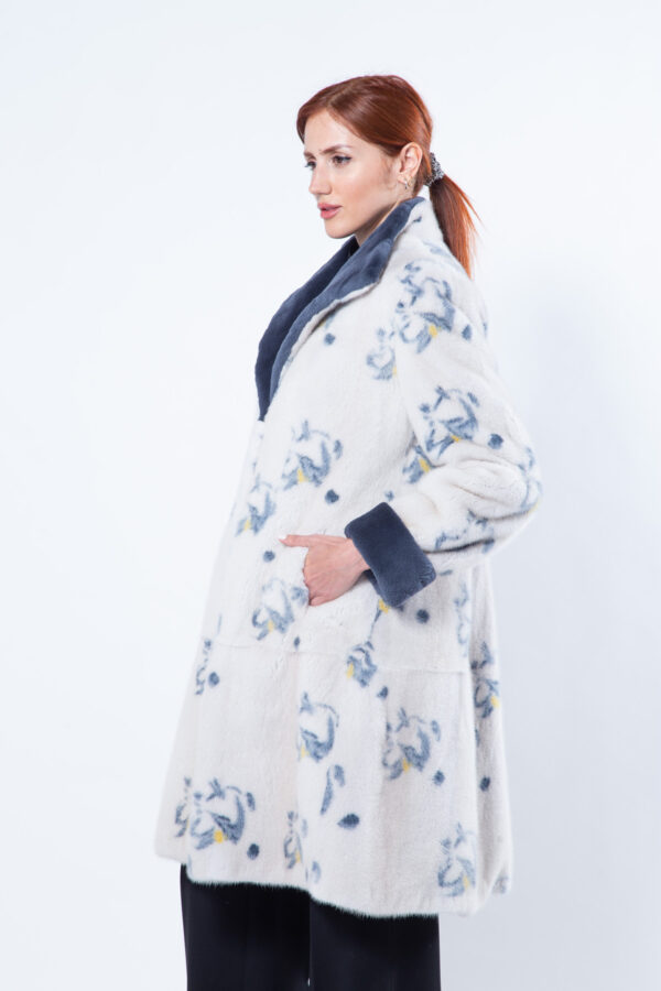 Пальто из норки цвета «жемчуг» с тёмно синим цветочным принтом