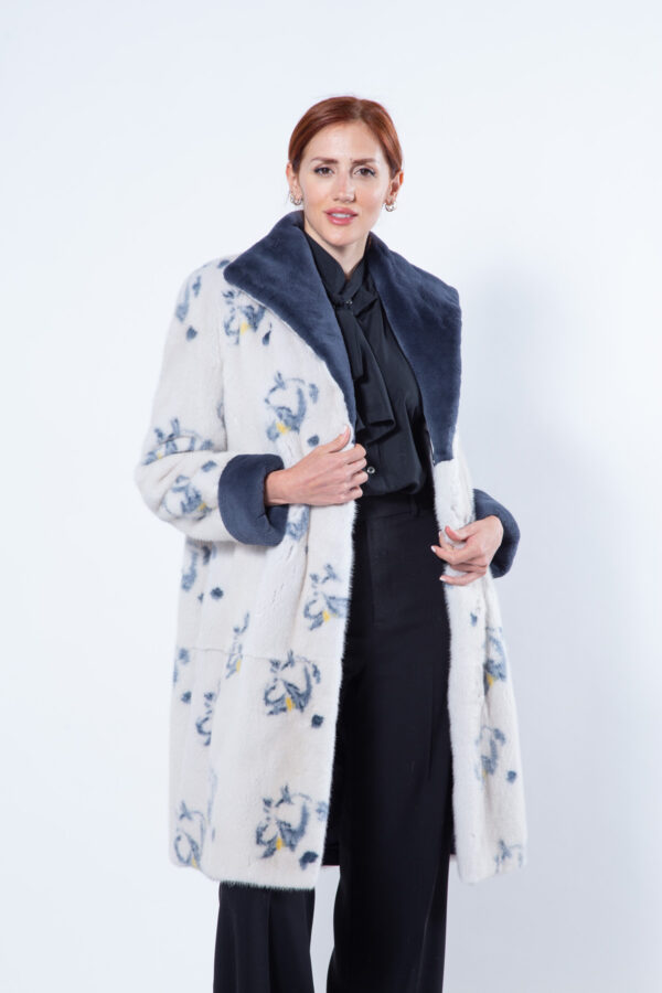 Пальто из норки цвета «жемчуг» с тёмно синим цветочным принтом