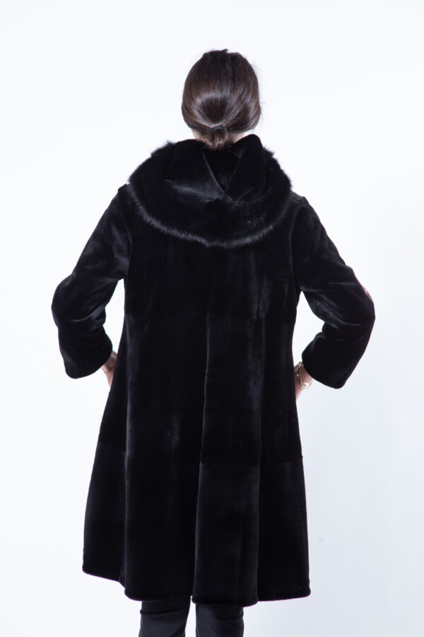 Пальто из меха стриженной норки чёрного цвета и принтом с бабочками
