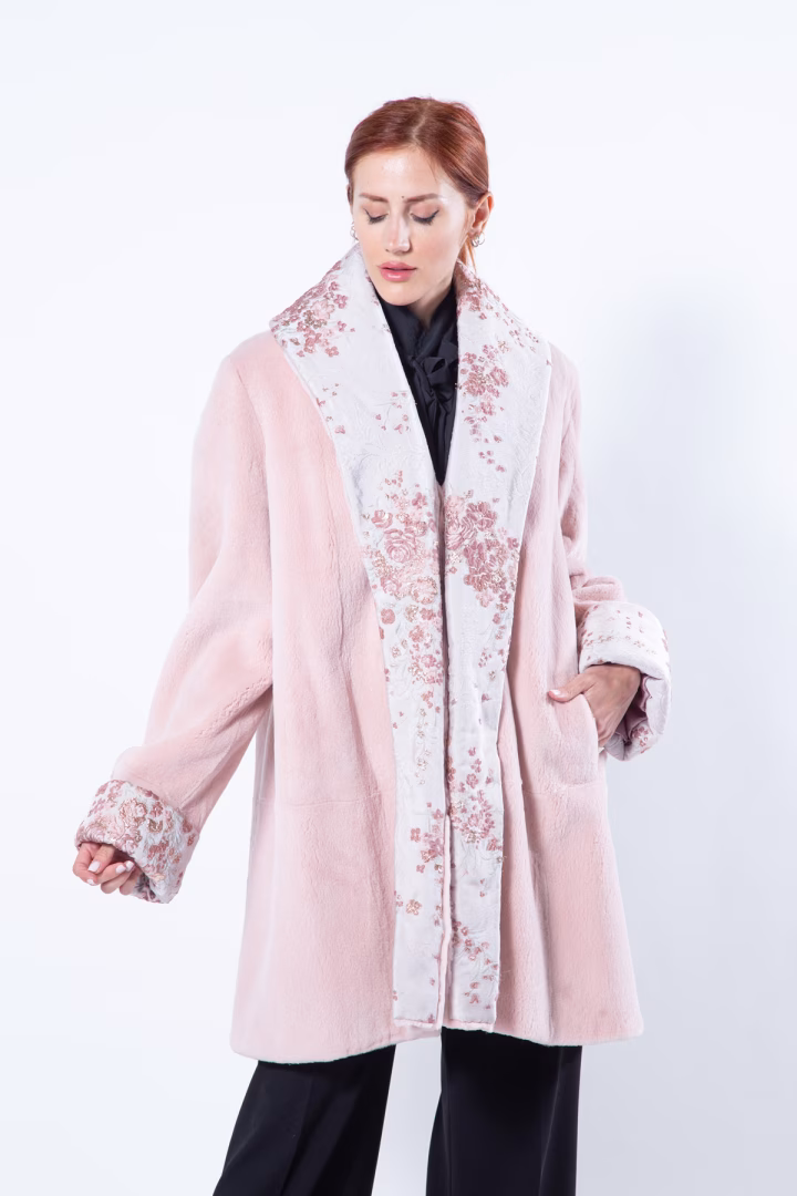 Пальто из стриженой норки цвета Antique Rose и ткани — фото 5 из 6