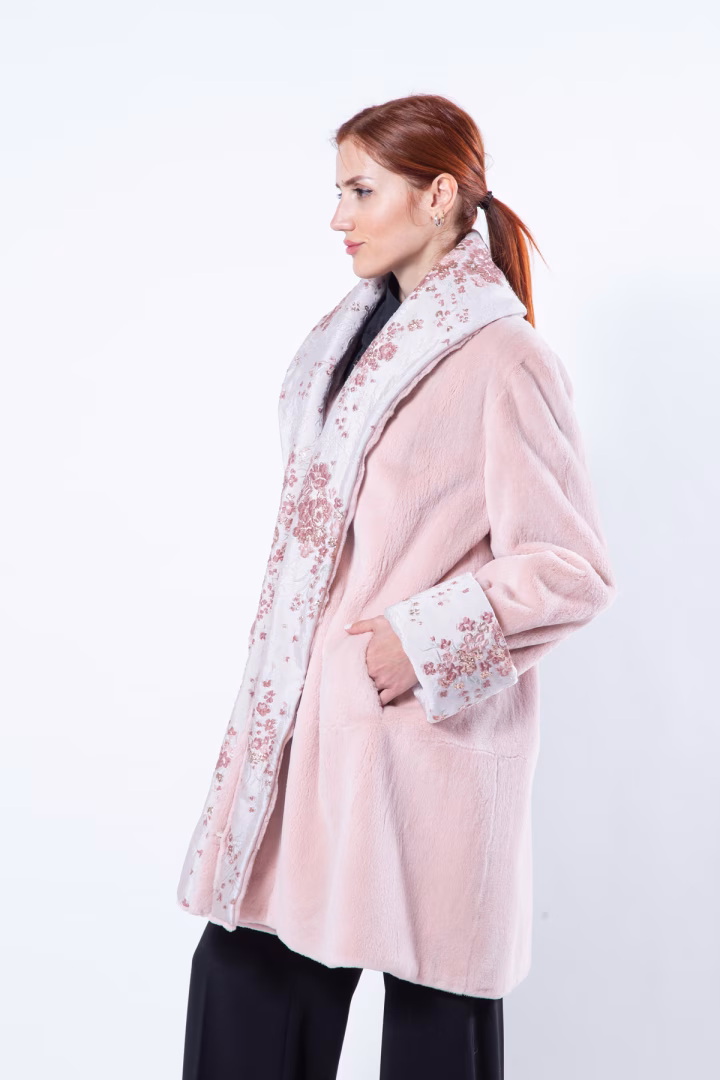Пальто из стриженой норки цвета Antique Rose и ткани — фото 2 из 6