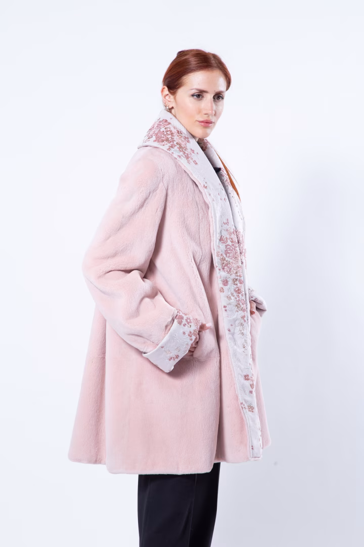 Пальто из стриженой норки цвета Antique Rose и ткани — фото 1 из 6