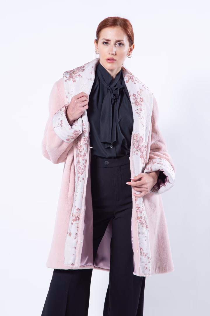 Пальто из стриженой норки цвета Antique Rose и ткани — фото 3 из 6