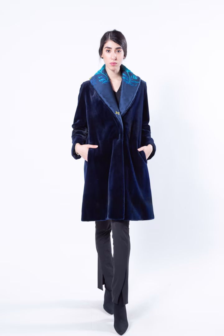 Пальто из стриженой норки цвета Royal Blue и ткани — фото 2 из 7