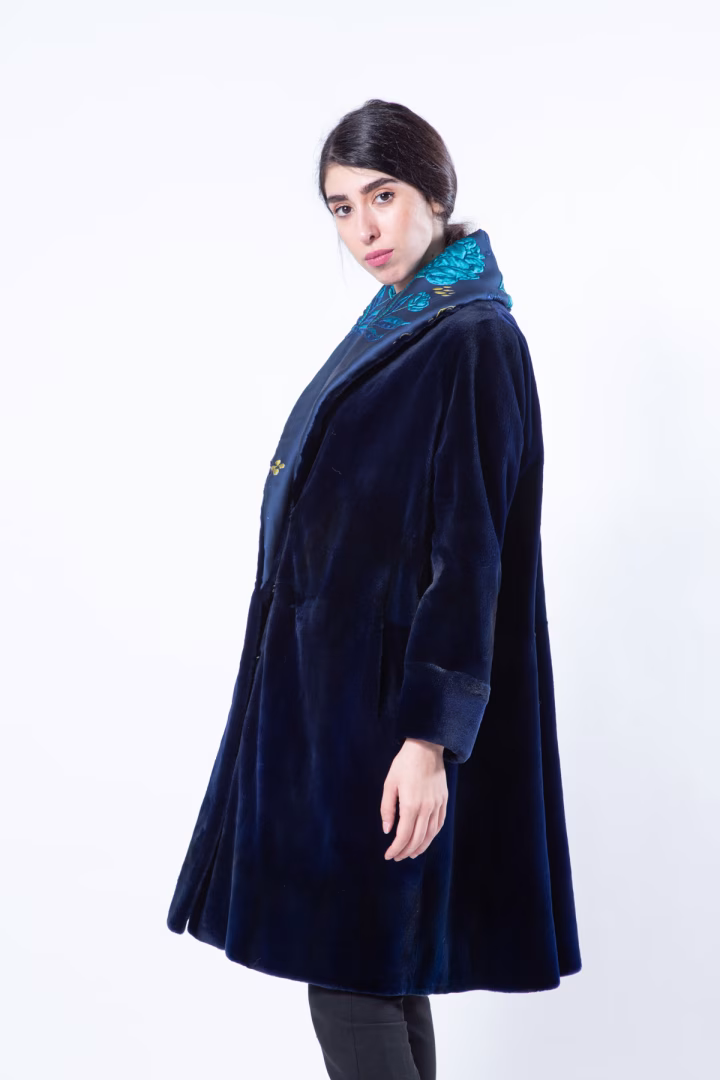 Пальто из стриженой норки цвета Royal Blue и ткани — фото 6 из 7