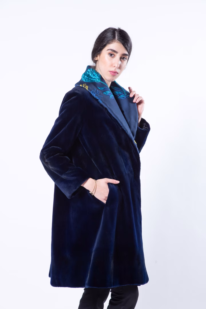 Пальто из стриженой норки цвета Royal Blue и ткани — фото 5 из 7