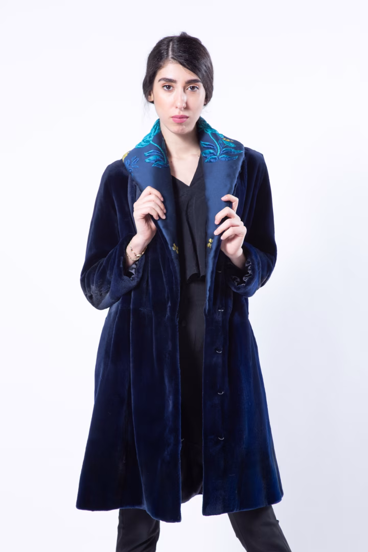 Пальто из стриженой норки цвета Royal Blue и ткани — фото 4 из 7