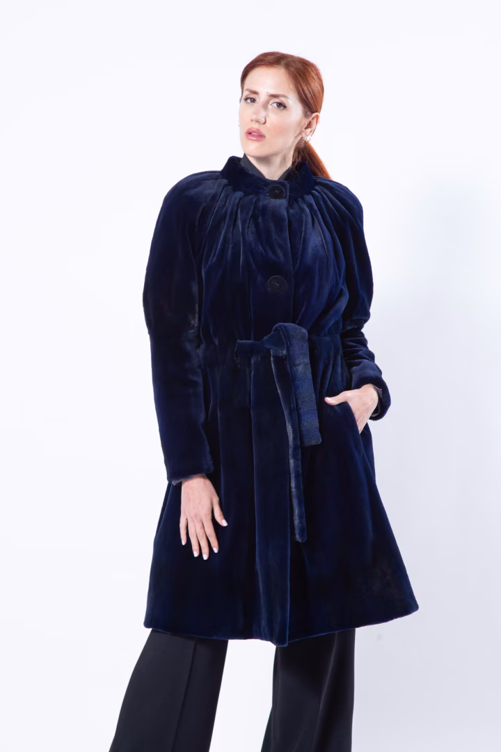 Шуба из стриженой норки цвета Royal Blue — фото 5 из 6