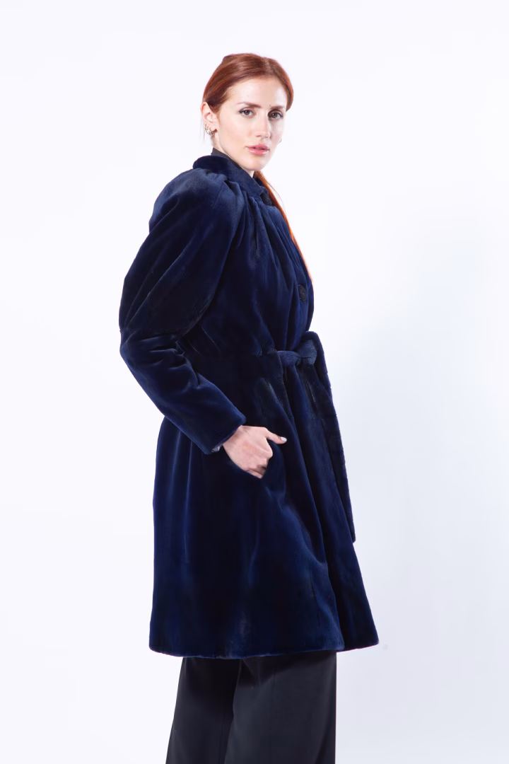 Шуба из стриженой норки цвета Royal Blue — фото 3 из 6