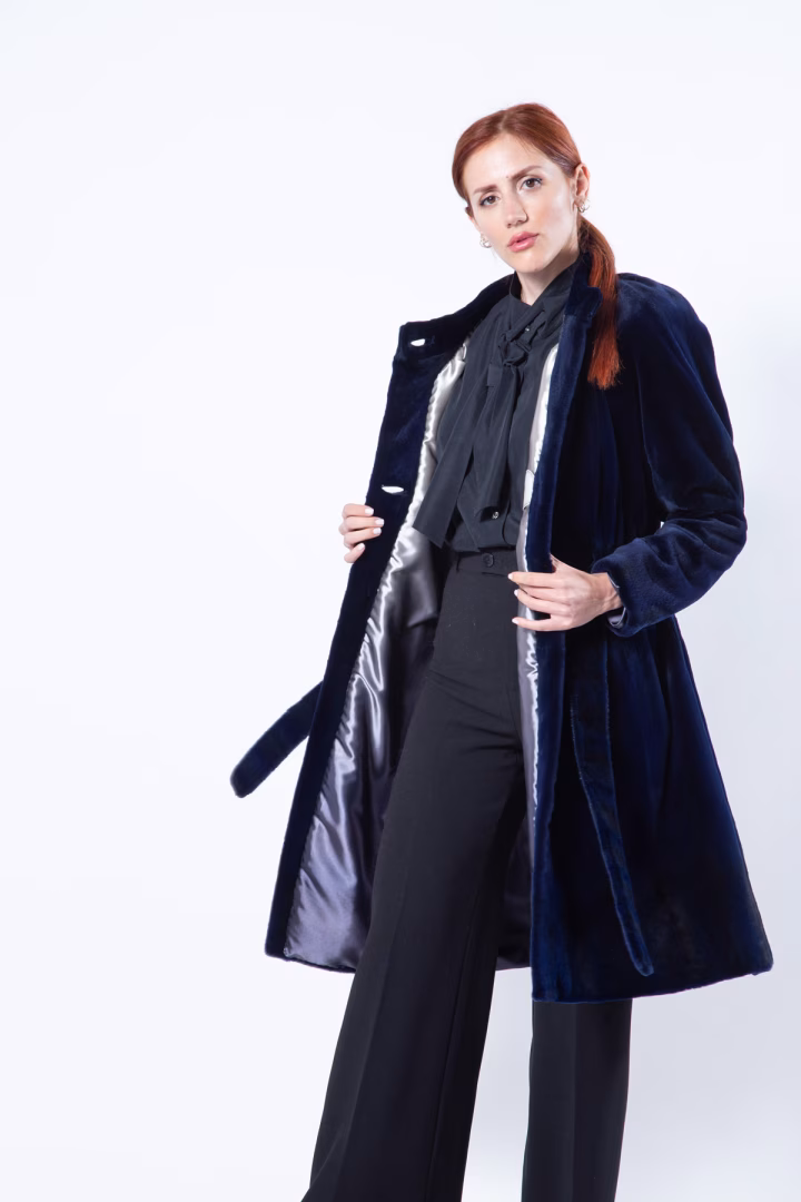 Шуба из стриженой норки цвета Royal Blue — фото 2 из 6
