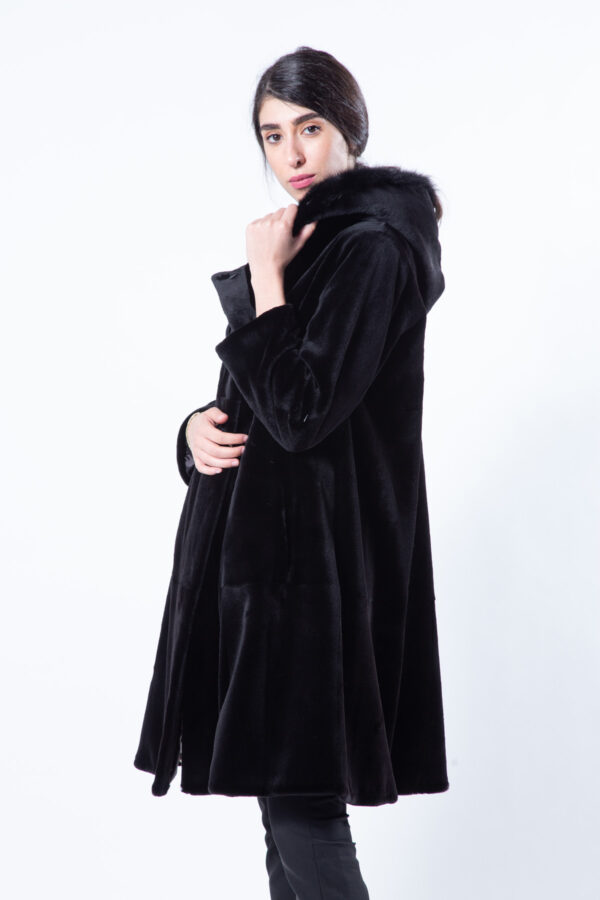 Пальто из стриженной норки чёрного цвета с капюшоном