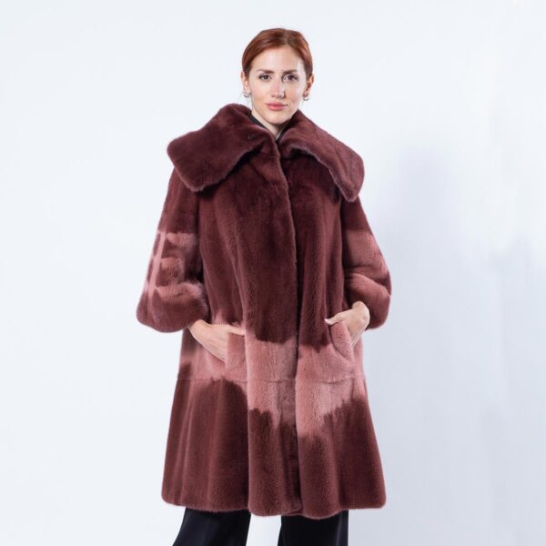 Пальто из меха норки пурпурного цвета