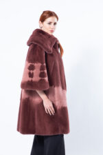 Пальто из меха норки пурпурного цвета