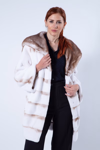 Пальто из меха стриженой норки цвета Goldwhite с капюшоном