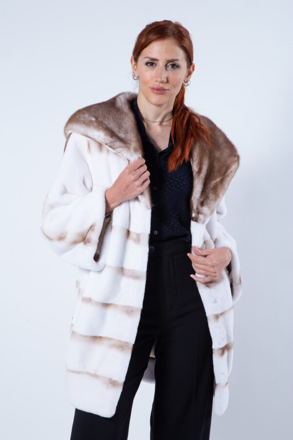 Пальто из меха стриженной норки цвета Goldwhite с капюшоном