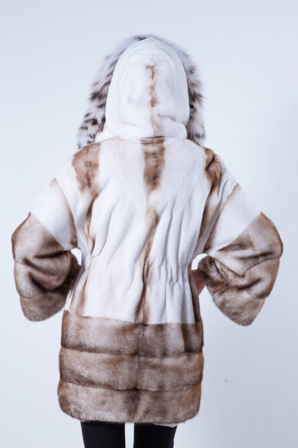 Пальто из меха стриженной норки цвета Goldwhite с отделкой из рыжей рыси на капюшоне