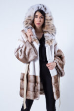 Пальто из меха стриженной норки цвета Goldwhite с отделкой из рыжей рыси на капюшоне