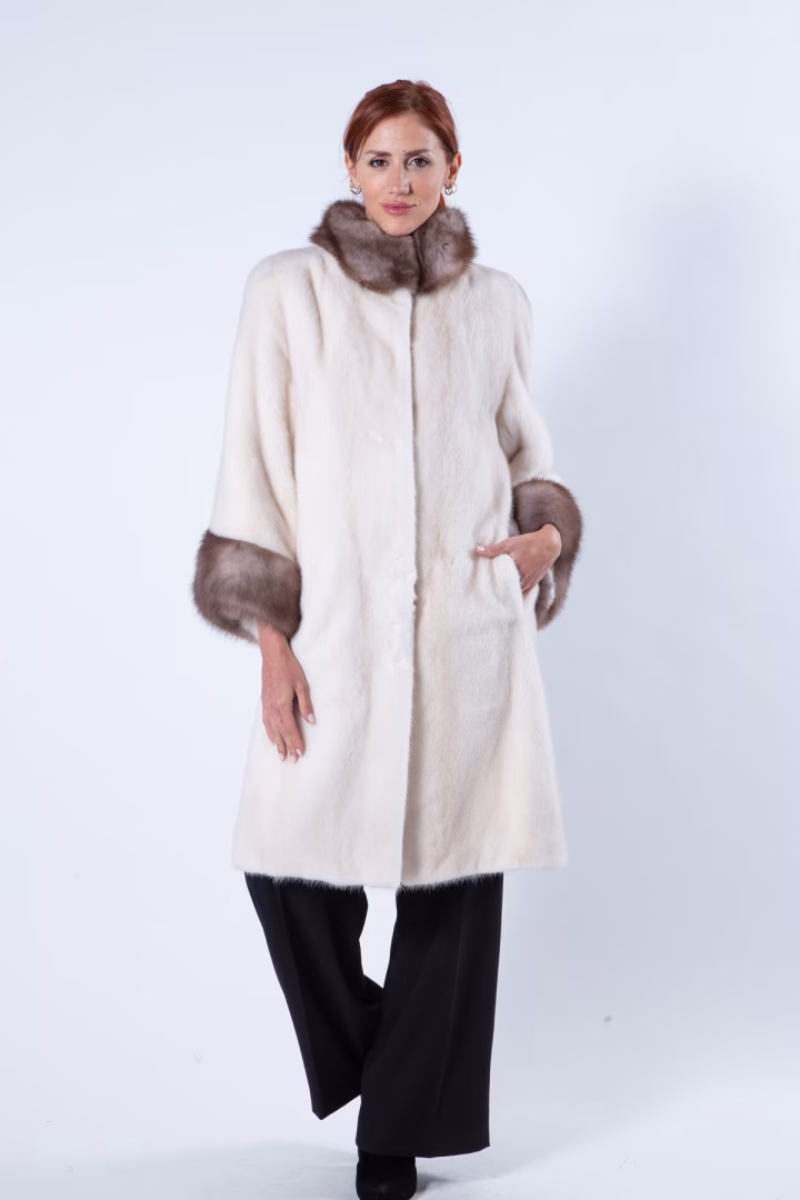 Пальто из норки цвета Pearl Beige с воротником и манжетами из куницы — фото 1 из 8