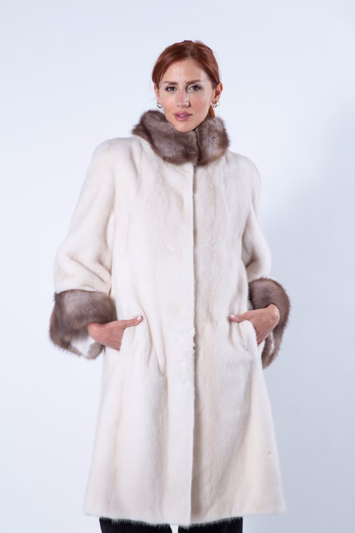 Пальто из норки цвета Pearl Beige с воротником и манжетами из куницы — фото 2 из 8