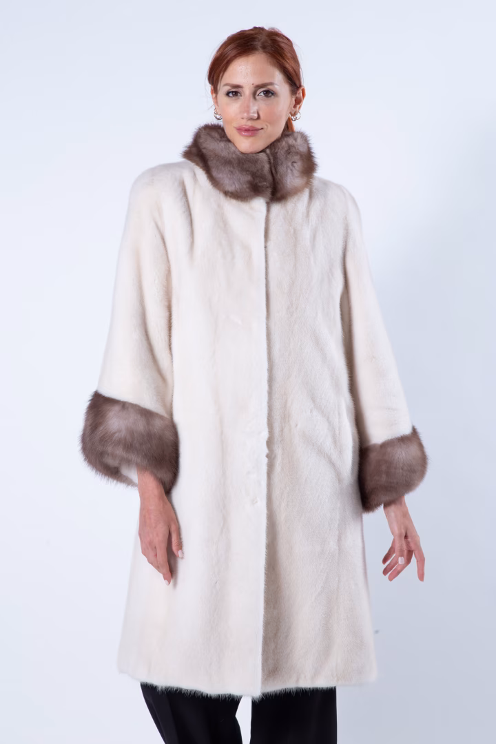 Пальто из норки цвета Pearl Beige с воротником и манжетами из куницы — фото 3 из 8