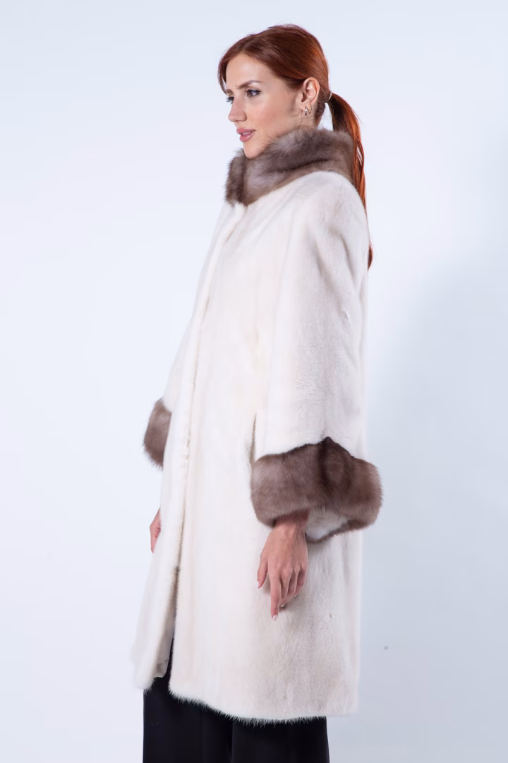 Пальто из норки цвета Pearl Beige с воротником и манжетами из куницы — фото 4 из 8
