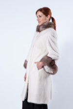 Пальто из норки цвета Pearl Beige с воротником и манжетами из куницы