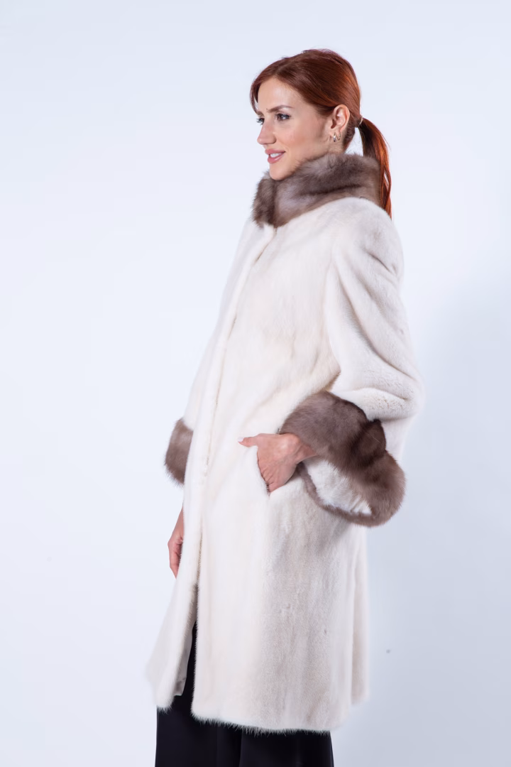 Пальто из норки цвета Pearl Beige с воротником и манжетами из куницы — фото 5 из 8