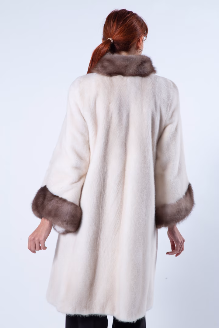 Пальто из норки цвета Pearl Beige с воротником и манжетами из куницы — фото 6 из 8