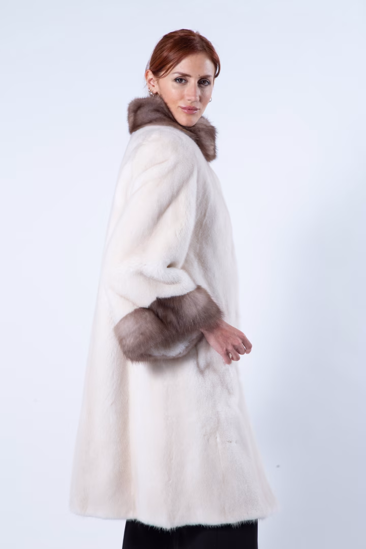 Пальто из норки цвета Pearl Beige с воротником и манжетами из куницы — фото 7 из 8