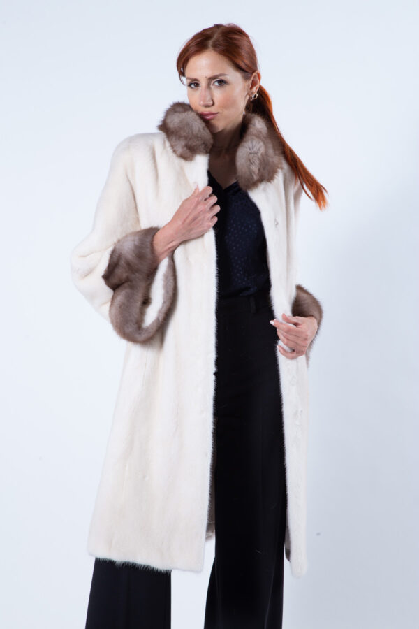 Пальто из норки цвета Pearl Beige с воротником и манжетами из куницы