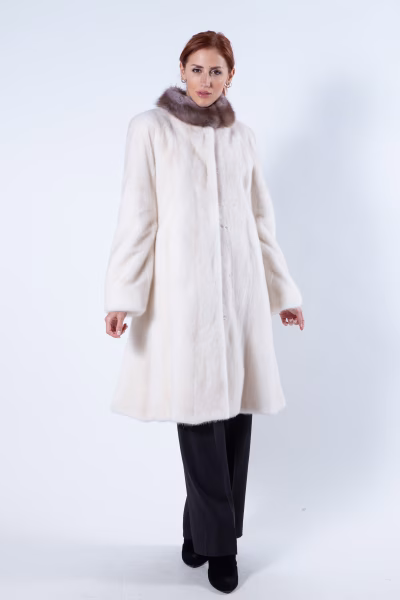 Шуба из меха норки цвета Pearl Beige с воротником из куницы