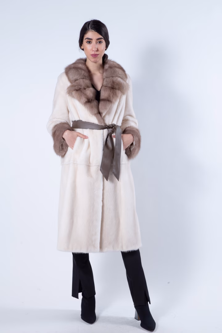 Шуба из меха норки цвета Pearl Beige с воротником из соболя — фото 2 из 6