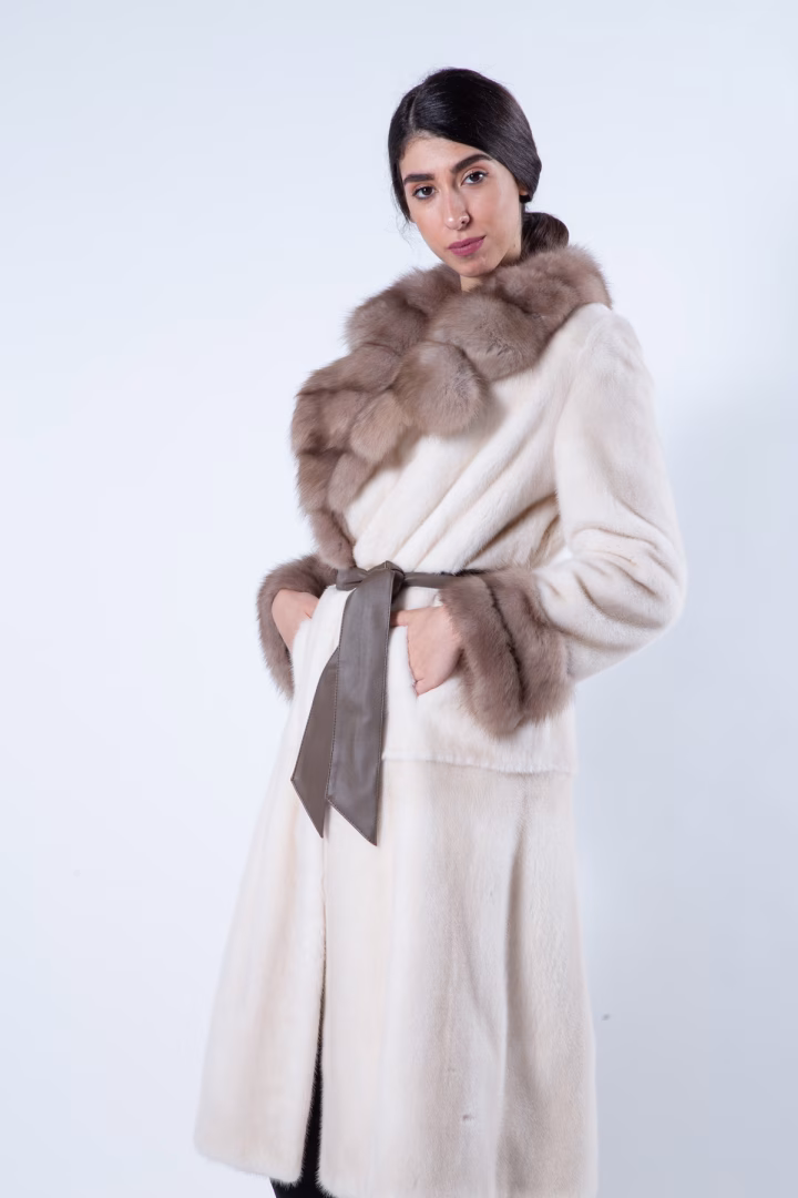 Шуба из меха норки цвета Pearl Beige с воротником из соболя — фото 3 из 6