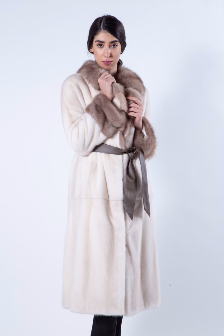 Шуба из меха норки цвета Pearl Beige с воротником из соболя — фото 5 из 6