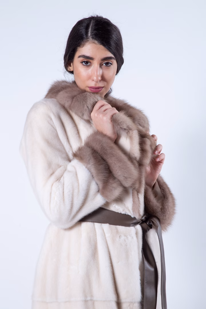 Шуба из меха норки цвета Pearl Beige с воротником из соболя — фото 6 из 6