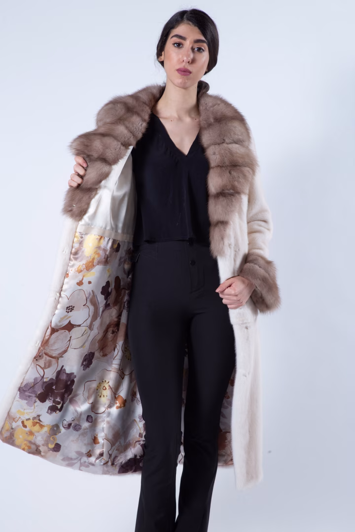 Шуба из меха норки цвета Pearl Beige с воротником из соболя — фото 1 из 6