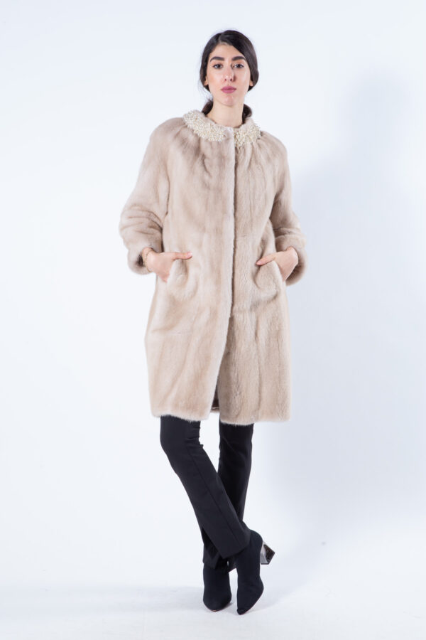 Пальто из меха норки цвета Palomino – воротник шанель с жемчугом