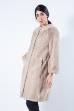 Пальто из меха норки цвета Palomino – воротник шанель с жемчугом