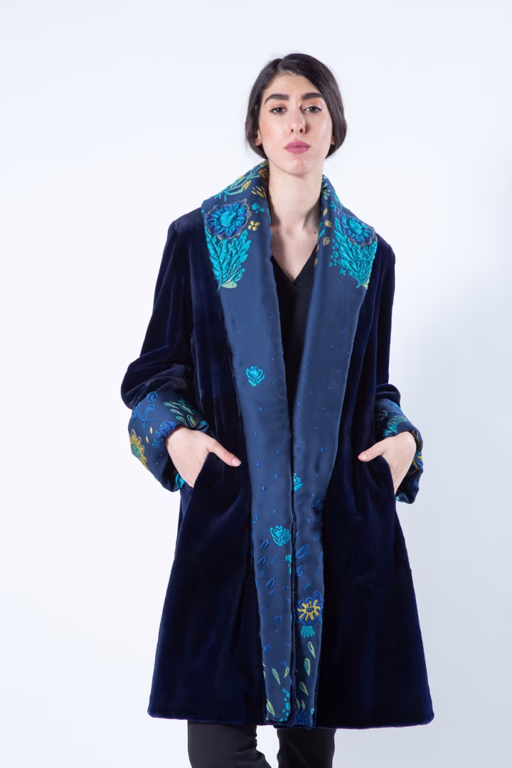 Пальто из меха стриженой норки цвета Royal Blue — фото 2 из 8