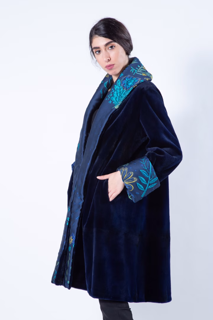 Пальто из меха стриженой норки цвета Royal Blue — фото 4 из 8