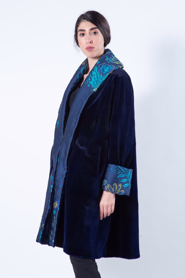 Пальто из меха стриженой норки цвета Royal Blue — фото 5 из 8