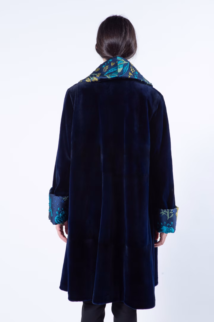 Пальто из меха стриженой норки цвета Royal Blue — фото 6 из 8